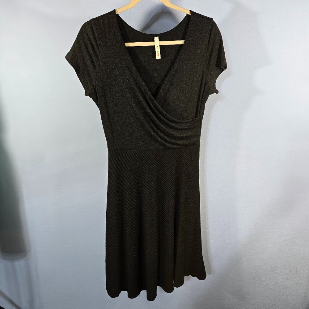 Gilli Stitch Fix Dress Large Gray Knit Stretch Short Sleeve Contrast Trim (P-1)